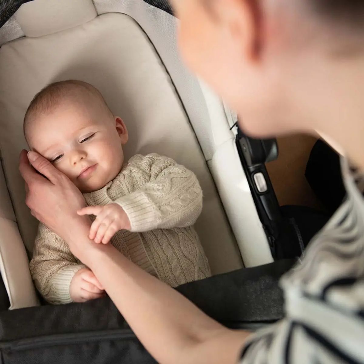 Nuna SWIV & TRIV Bassinet + Stand BMW Collection - Graphene - 2 in 1 Sleep and Travel Solution